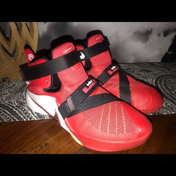 Boys Nike Lebron Solider 9 - Picture 2 of 2
